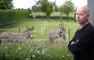 Frank Pollet bij zijn ezels